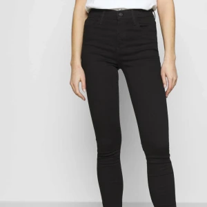 Svarta Levi's 720 High Rise Super Skinny Jeans - Snygga svarta Levi's 720 High Rise Super Skinny jeans. De är högmidjade och har en tight passform. Storlek 25/30.