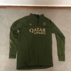 PSG tracksuit - Säljer en snygg PSG tracksuit tröja som passar perfekt för dig som söker många komplimanger och en bra stil. Tröjan passar många klädstilar och många olika outfits. Den är otroligt skön att bära och är perfekt i passformen. Tröjan är använd ett fåtal gånger. Mvh