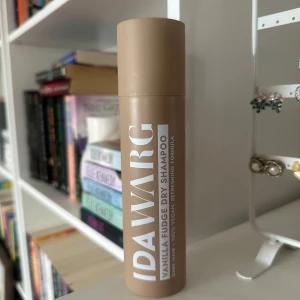 Vanilla Fudge Dry Shampoo dark hair  från Ida Warg - Fräscha upp håret med Ida Wargs Vanilla Fudge Dry Shampoo. Denna veganska formula ger en fräsch känsla och en härlig doft av vanilj. Perfekt för att snabbt ge håret volym och liv mellan tvättar. Doftar supergott men har blekt håret och kan inte använda längre då den är gjord för mörkt hår 🥲endast använd 2 gånger