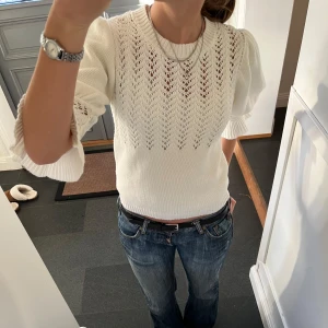 Vit stickad tröja  - Trekvartsärmad vit stickad tröja/topp med volanger från NA-KD i storlek S. Fint skick. Använd gärna köp nu!