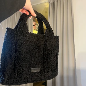 Svart teddyväska  - Säljer en söt svart teddyväska från Don Donna. 