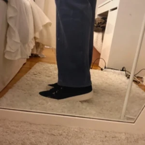 Svarta sneakers med vit sula - Snygga svarta sneakers med vit sula och snörning. Perfekta för en avslappnad stil. Skorna har en klassisk design med låg profil och rund tå.