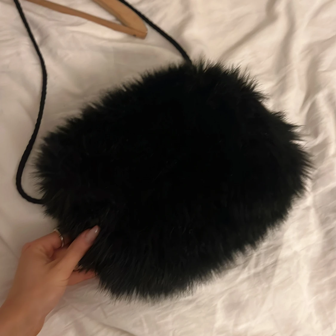 Svart pälsväska med axelrem - 1