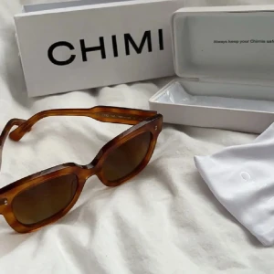 08 Solglasögon från Chimi - Snygga solglasögon från Chimi i färgen Havana. De har en fyrkantig form med en brun, transparent färg som ger en cool retrolook. Sitter lite skumt på mig därav priset