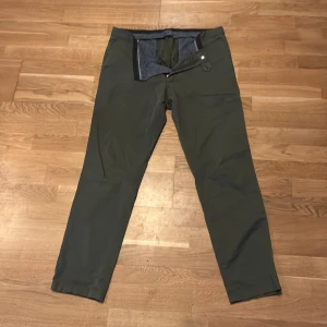 Gröna byxor från Oscar Jacobson - Snygga gröna byxor från Oscar Jacobson. De har en klassisk design med knappar och dragkedja framtill. Perfekta för en stilren look.