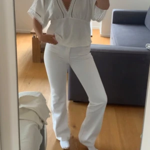 Vita jeans - Snygga vita low waist jeans! I mycket bra skick i storlek 38