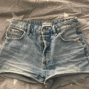 Jeansshorts zara  - Jätte snygga Midwaist jeansshorts ifrån zara, perfekta nu inför sommaren (kan posta samma dag som köp)