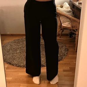 Svarta kostymbyxor  - Kostymbyxor med relaxed fit, midwaist, från NA-KD! Mjuka och avslappnade! De är i nyskick, precis köpta med prislappen kvar. Normal i storleken! Det är bara att skriva om du har några frågor! <3