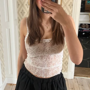 Vitt spetslinne  - Vitt stretchigt spetslinne i fint skick. Skriv om ni har några frågor❤️‍🔥❤️‍🔥//YourVintage 