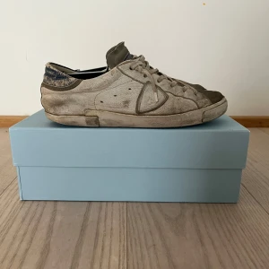 Philippe model - Säljer ett par Philippe model, dom passar storlek 41 men det är storlek 40. Inte jätte bra skick men dom funkar fortfarande väldigt bra att använda. Box tillkommer