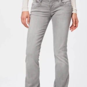 Grå bootcut jeans - Snygga grå bootcut jeans med en klassisk design. Perfekta för en avslappnad stil. De har en normal passform och är tillverkade i ett bekvämt material.