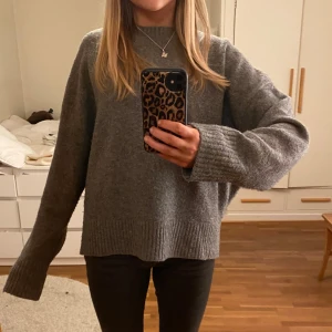 Grå stickad tröja - Säljer en skit snygg grå stickad tröja med långa ärmar och ribbade muddar ifrån Zara. Perfekt för kyliga dagar och enkel att matcha med olika outfits. Tröjan har en avslappnad passform som ger en bekväm känsla. Den kommer inte till användning och säljer den därför💞 nypris: 500kr
