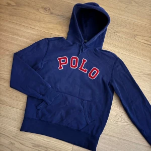 Mörkblå hoodie från Ralph Lauren - Tja! Säljer en fet hoodie från Ralph Lauren. Riktigt bra skick! Trådarna från texten brukar ofta vara slitna och upprivna, men denna är som ny. Storlek M. Hör av dig vid frågor eller liknande✌️