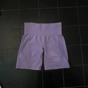 Nvgtn shorts - Lila Nvgtn shorts i storlek xs! Använda några gånger, 220kr🩷