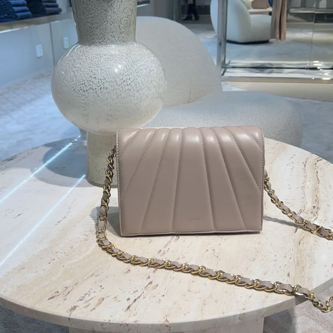 Beige axelväska med kedja