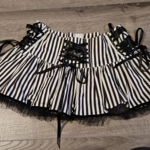 Kjol från Hell Bunny - Skitsnygg kjol ifrån Hellbunny, endast provad en gång men säljer för att den var för stor på mig, så i nyskick😽