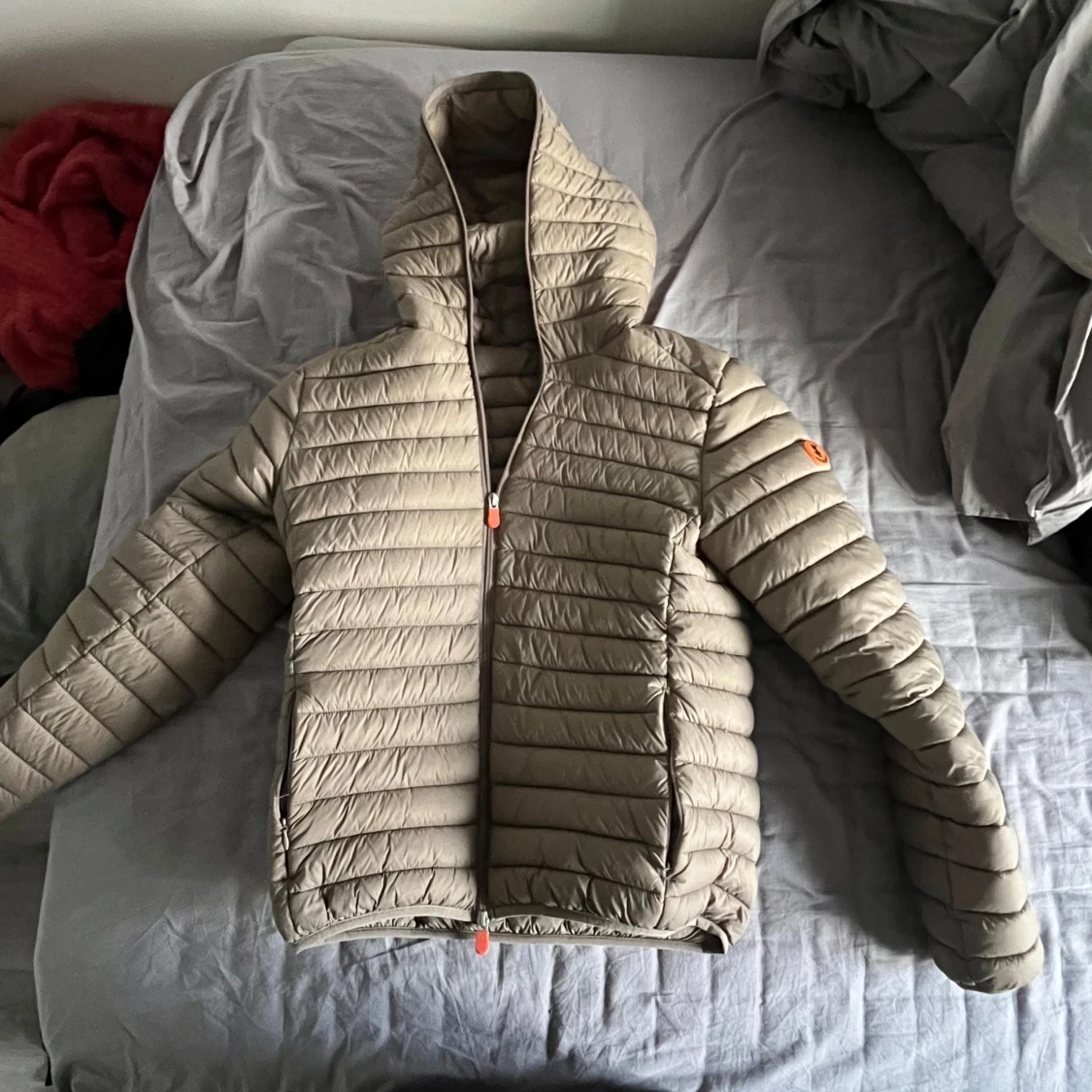 Beige pufferjacka från Save the Duck - 1