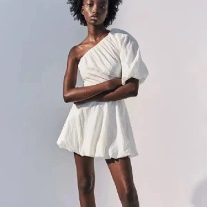 Vit oneshoulder klänning - Intressekoll! Snygg vit oneshoulder klänning från hm. Slutsåld på hemsidan!! Perfekt till student eller liknande🥰