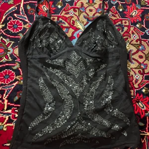 Svart paljett linne - Snygg svart linne med paljetter o lite mesh typ på framsidan. Justerbara axelband med superfin perfekt för en utekväll o fest!! Står ingen storlek men passar mig perfekt som är Xs-S 🩷🩷