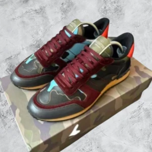 Valentino Rockrunners - Helt nya Valentino Rockrunners som är riktigt feta. Allt og följer med som ni ser på andra bilden. Storlek 41, som nya ligger på ca 6000-7000kr men mitt pris endast 3499, som är diskuterbart(speciellt vid snabba affärer). Missa inte denna chans och kom dm vid intresse eller minsta osäkerhet!