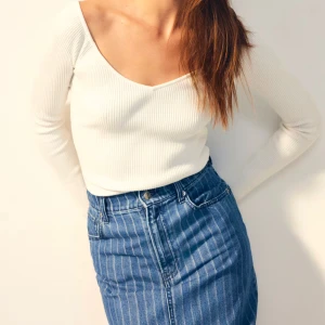 OFF SHOULDER-TOPP - Den vita tröjan är perfekt för att skapa en fräsch och stilren look som passar till allt. Den är tillverkad av högkvalitativt material som känns skönt mot huden och ger en bra passform. Dess mångsidighet gör att den kan användas både till vardags och vid festliga tillfällen, vilket gör den till ett måste i garderoben!🤍