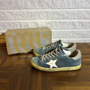 Golden goose  - Riktig snygga golden goose, tecken på användning o liten defekt på sulan men allmänt bra skick, storlek 41. Hel av dig vid minsta fundering. Box och gg passport medkommer .15