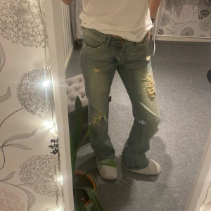 Ljusa jeans med slitningar - Säljer ett par ljusa jeans med slitningar och fransiga kanter. Säljer då dom inte kommer till användning! kontakta vid några som helst frågor!😊 Kan gå ner i pris vid snabb affär!