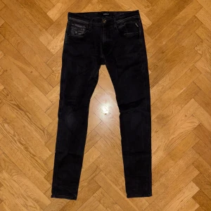 Replay Jeans - Tja, säljer ett par svart/gråa replay jeans i modellen anbass. Bra skick, W,31. L34