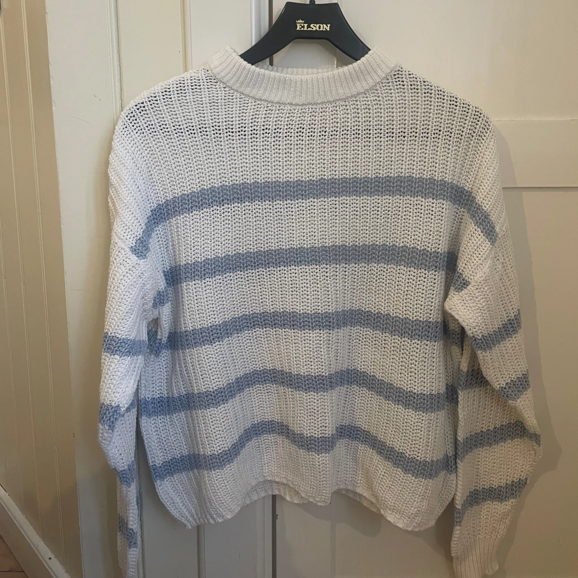 Vit och blå randig stickad tröja 