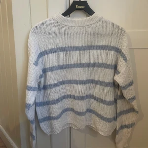 Vit och blå randig stickad tröja  - Säljer en mysig vit och blå randig stickad tröja💙