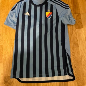 DIF Matchtröja - Säljer denna tröja du den inte kommer till användning. Tröjan är knappt använd och i mycket fint skick.