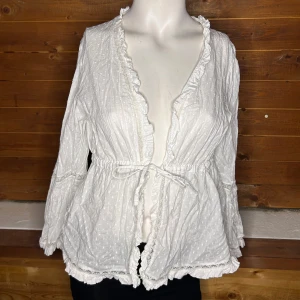 Söt vit blus  - Söt vis blus, storlek mellan XS-S                                Bra skick     