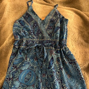 Super fin klänning  - Klänning perfekt att ha utomlands! Jätte fint mönster och väldigt skönt material och luftig. Använd några gånger, köpt i en butik i Grekland och tyvärr ingen lapp kvar heller. Skriv för fler bilder 💞