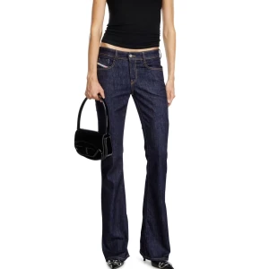 Diesel jeans  - Säljer dessa sjukt snygga jeans från diesel som tyvärr blivit för små för mig. De är i storlek 25,32 ❤️jag är ca 165 och de är lite långa på mig så därför har jag trampat ner de lite som man ser på bilden men utöver det är de i superbra skick❤️(3:e inte min bild)
