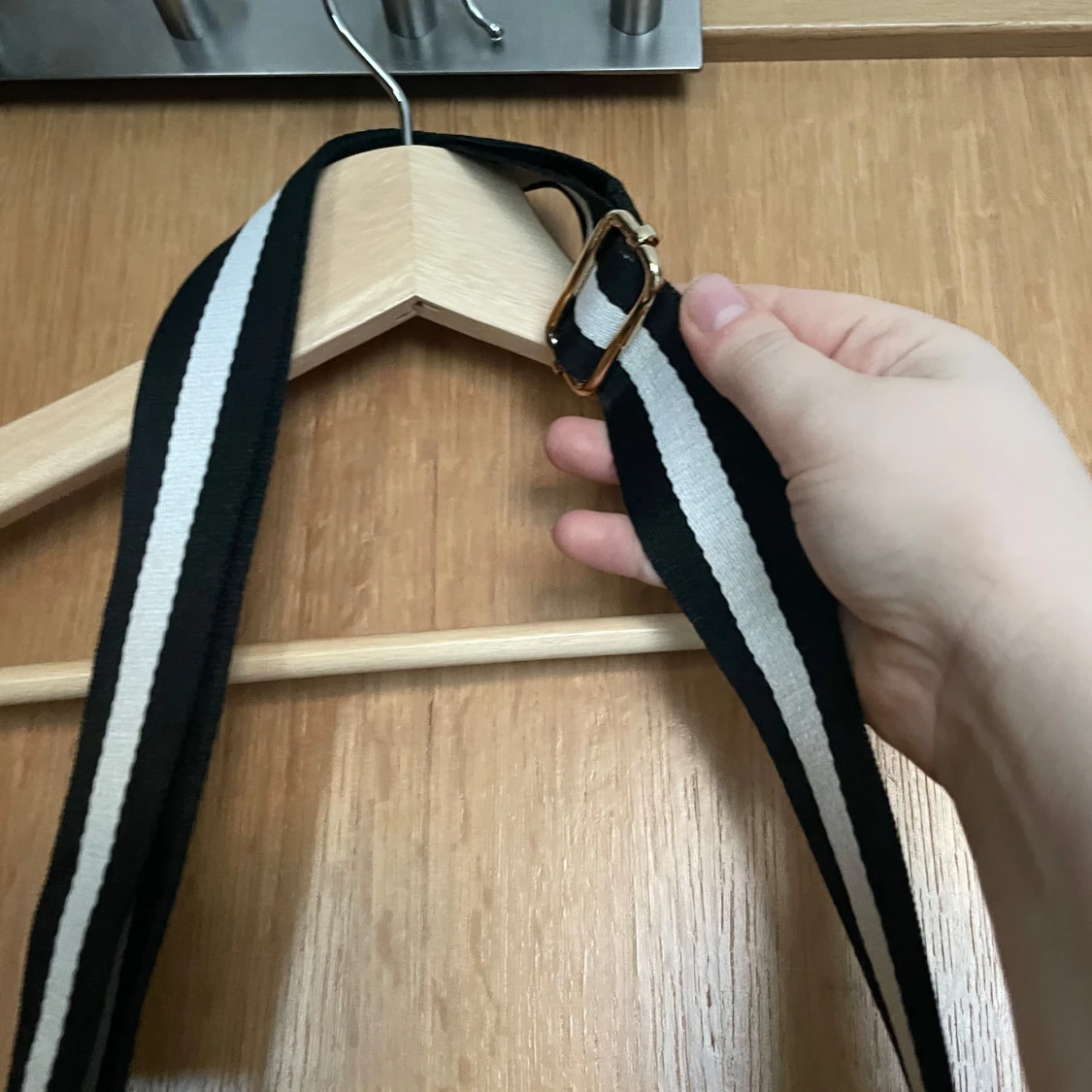 Svart axelväska med gulddetalj - 4