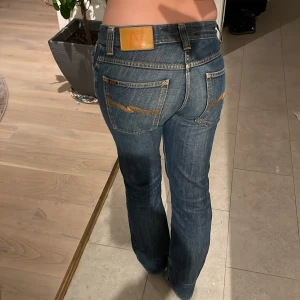 Nudie jeans - SJUKT snygga nudie jeans!!! Midjemått:39 cm Innerbenslängd:79 cm