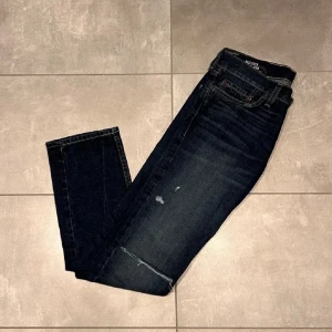 Marinblåa jeans från Hollister - Säljer dessa helt nya Hollister jeans för endast 549kr!! Skick 10/10. Tveka inte på att ställa frågor