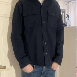 Selected homme overshirt  - Go overshirt från Selected homme i nyskick, köpt för 2100 säljs för 449. Hör av er vid eventuella frågor eller liknande! 