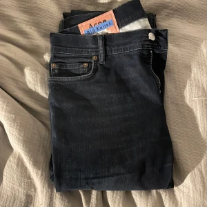 Mörkblå jeans från Acne Studios - Snygga mörkblå jeans från Acne Studios med en klassisk femficksdesign. Jeansen är slim fit och perfekta för en chill look. Dm:a för mer bilder eller andra frågor. Pris kan diskuteras.