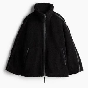 Svart teddyjacka  - Den populära och slutsålda teddyjackan från HM. Jackan har en hög krage och två fickor med läderdetaljer. Perfekt för kyliga dagar när du vill hålla dig varm och bekväm. Pris går att diskutera💕 (lånade bilder) 