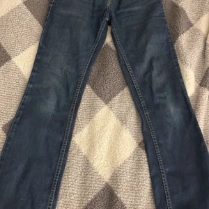 Mörkblå Levis bootcut jeans💙 - Säljer nu dessa blåa bootcut lågmidjade jeans från levis för de tyvärr inte passar  i midjan, använt ca 3 ggr och älskar passformen. Lite söndertrampade vid änden men inget man ser eller tänker på.