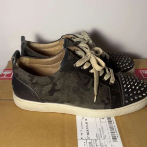 Christian Louboutin skor - Snygga sneakers i camouflagefärg med nitar vid tån. Ett par väldigt unik skor, skick 8/10. Allt og, perfekt för den som vill sticka ut med sin stil.