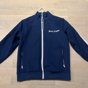 Mörk blå Palm Angels kofta - Mörkblå Palm angels kofta knappt använd storlek s