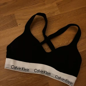 Svart bh från Calvin Klein - Snygg och bekväm svart bh från Calvin Klein. Perfekt till både träning och till vardags! Aldrig använd!