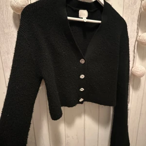 Svart kofta  - Kofta med silvriga knappar och trumpet ärmar. Använd men är fortfarande jätte mjuk och har inga defekter🩷