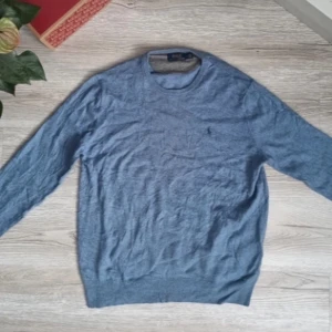 Ralph Lauren tröja - Säljer denna Marinoull tröja jätte skön och mjuk i storlek m lite defekter ser på bild 5