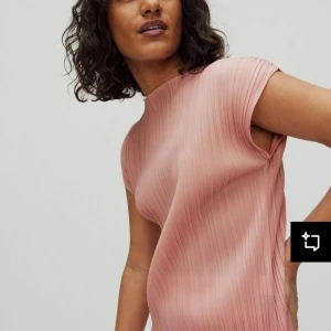 Ljusrosa plisserad topp från Stockh LM Studio - Snygg ljusrosa topp från Stockh LM Studio med plisserad design. Är i nyskick , Har pris lappen kvar , aldrig använd. Köpt för 400kr , storlek XS🩷