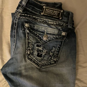 Miss me jeans - Säljer för 899kr. Vintage modell som är svår att få tag i. Passar perfekt på mig som är 1,73 och är i bootcut modell💞💞Innerbenslängd är 85 o midjemått 37 💓