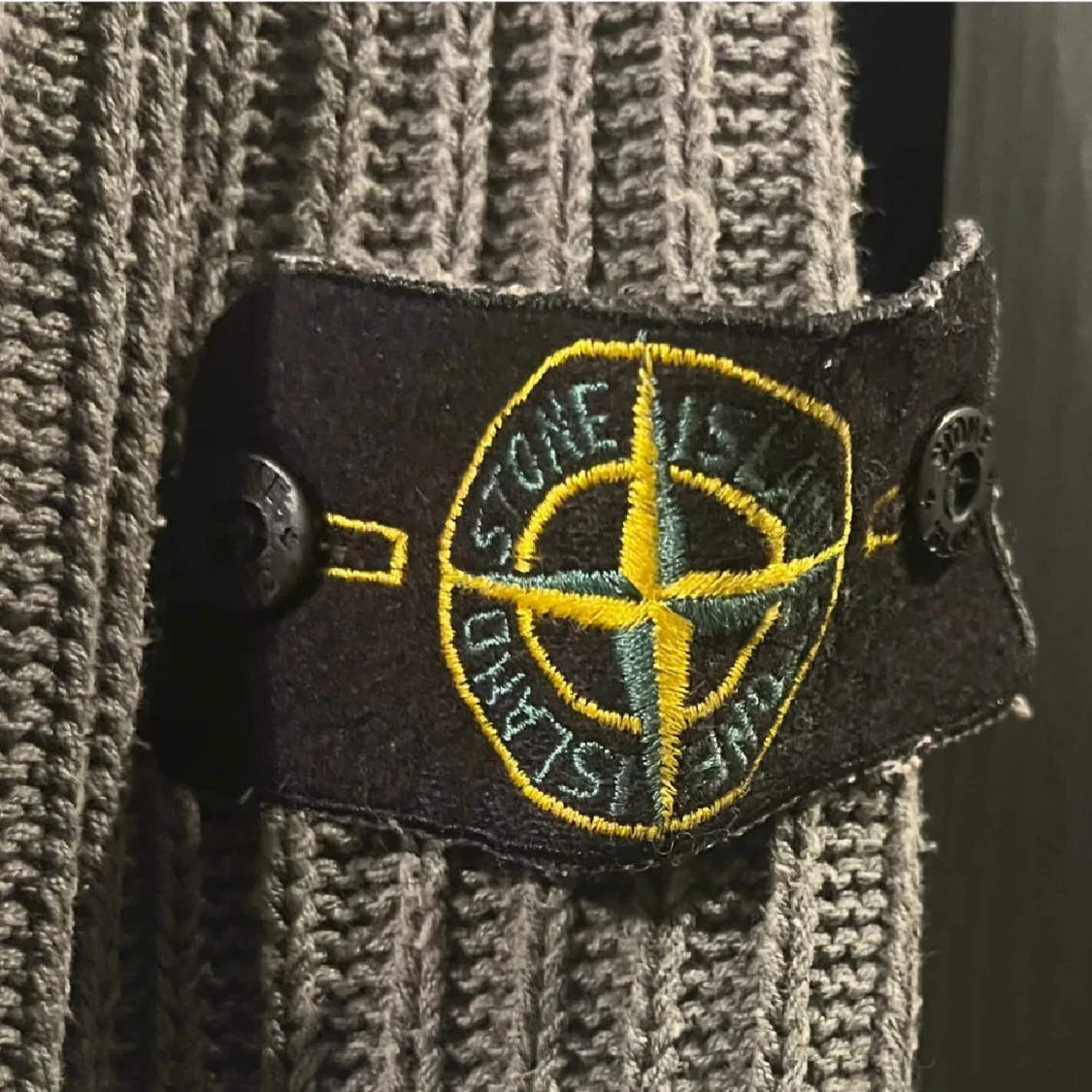 Grå ribbad tröja från Stone Island - 1