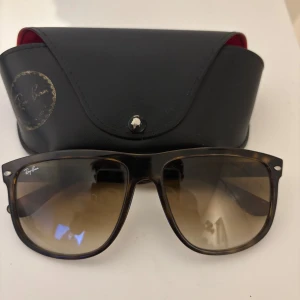 Rayban boyfriend - Snygga solglajjor från rayban i modellen 4147 (boyfriend), tonat glas och leopard mönster, kommer med ett replacement fodral, kom privat för fler bilder eller frågor!